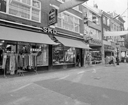 856162 Gezicht op de winkelpanden Lange Elisabethstraat 28 (links) -38 te Utrecht, met links Stoffenhuis SKD.